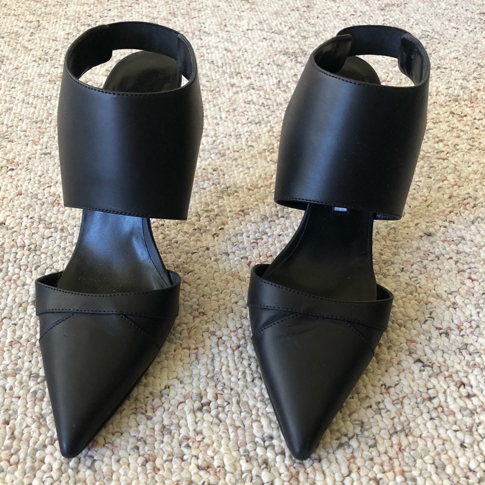 Manolo Blahnik black pointed toe heels
